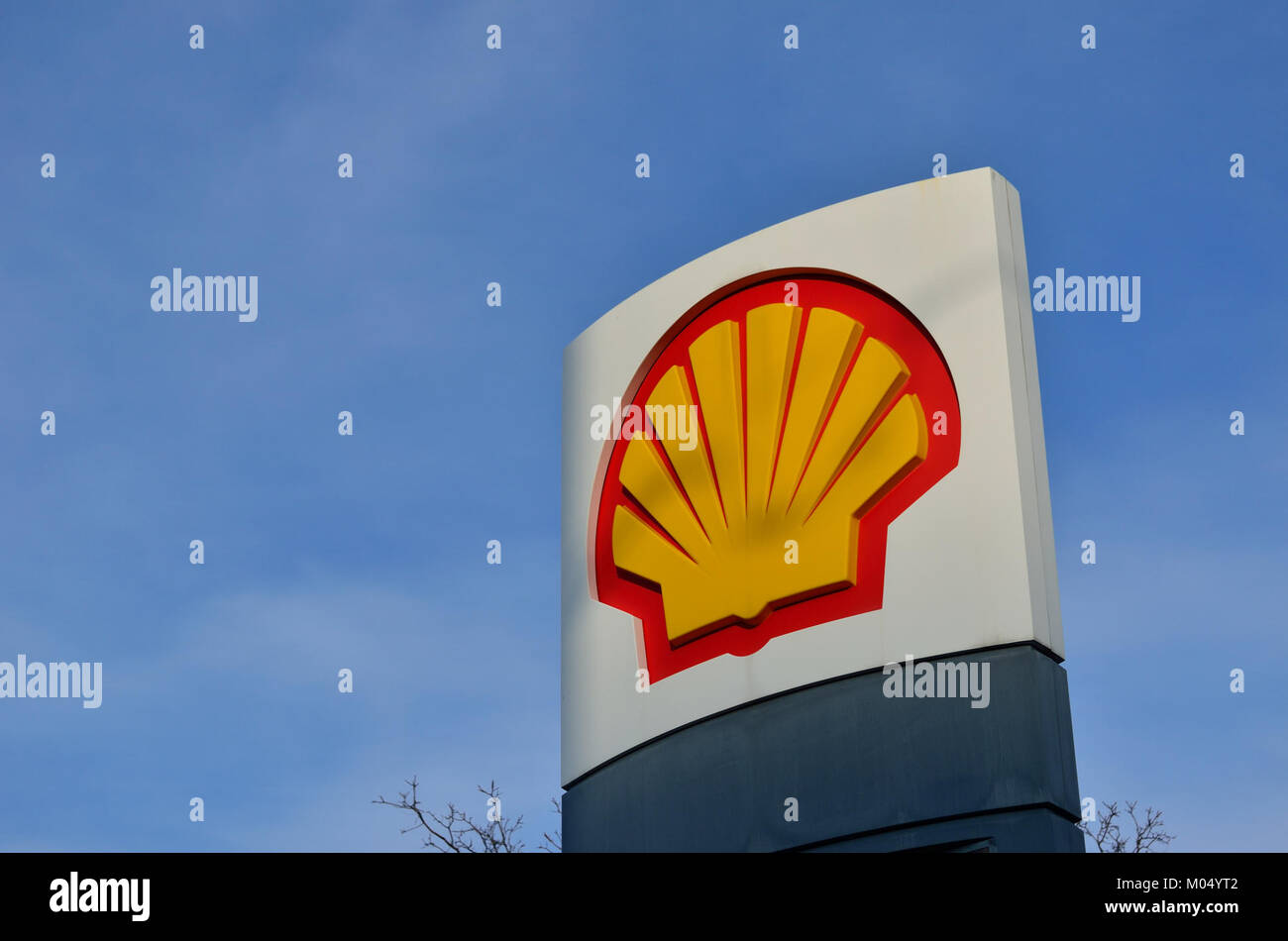 La Canada Shell Station è una stazione di servizio situata in Canada. Offre carburante e servizi correlati ai clienti che viaggiano attraverso l'area, supportando le infrastrutture di trasporto regionali e l'economia locale. Foto Stock