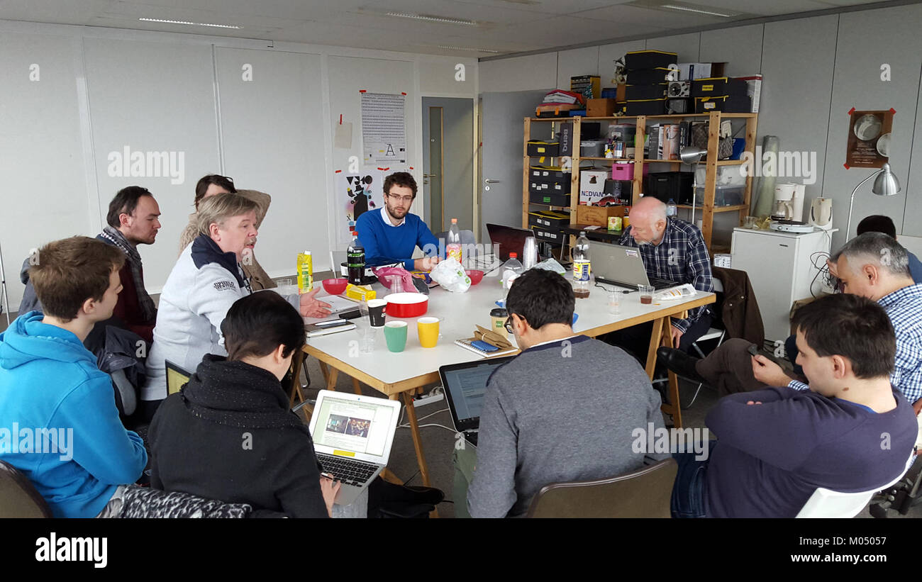 L'immagine cattura l'Assemblea generale Wikimedia Belgium tenutasi a Bruxelles il 23 gennaio 2016. L'evento ha riunito membri di Wikimedia per discutere i progetti, gli obiettivi e la direzione futura dell'organizzazione. Foto Stock