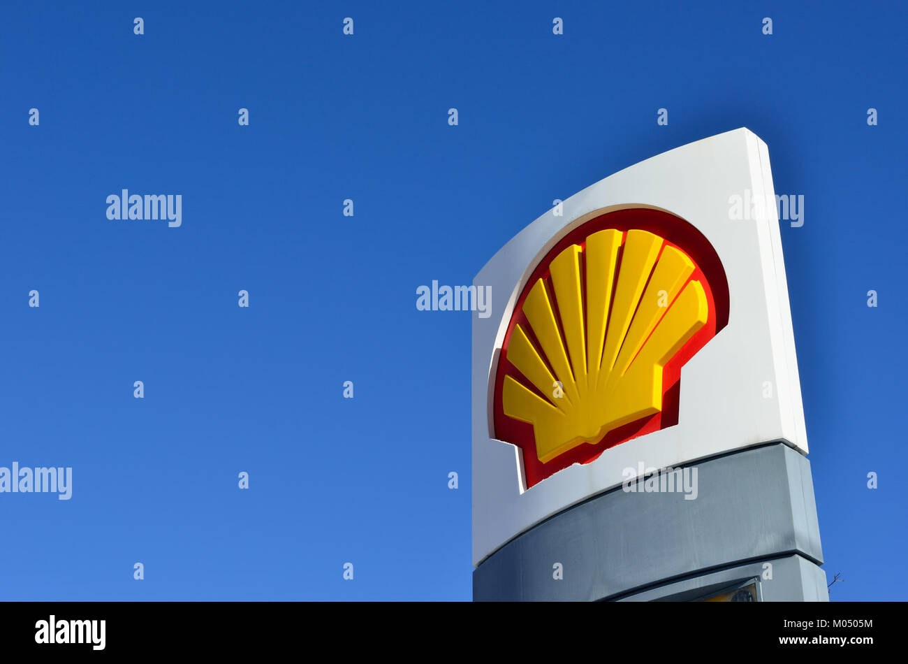 Una stazione di servizio Shell situata in Canada, che mostra la presenza del marchio e l'infrastruttura locale relativa alla distribuzione del carburante nella regione. Foto Stock