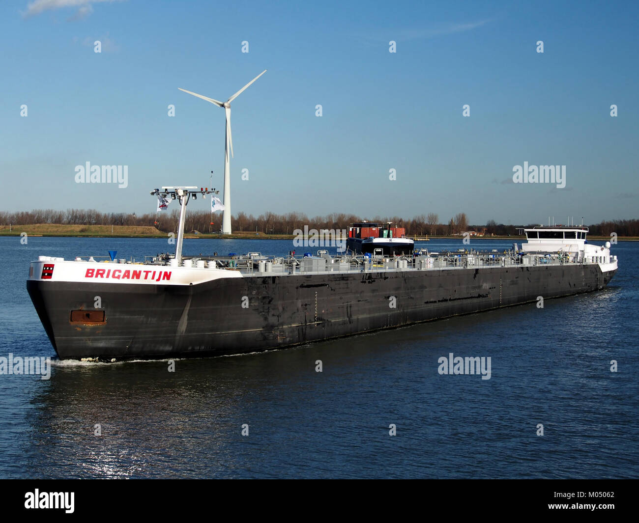 La Brigantijn, una nave costruita nel 2015, attraccò a Berendrechsluis nel porto di Anversa. La foto cattura la nave nel porto, riflettendo il moderno design e le operazioni marittime. Foto Stock