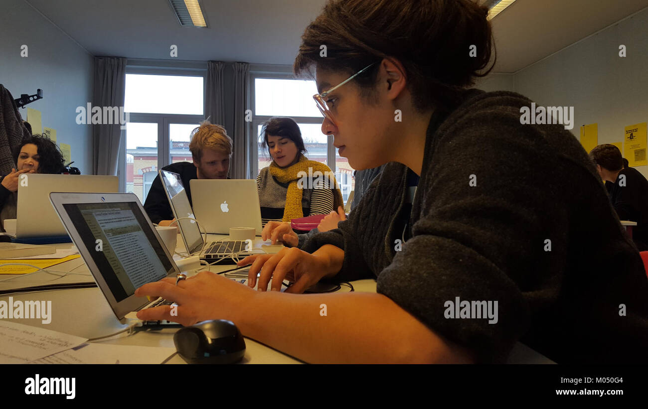 Questo progetto, intitolato "Brussels-Just for the record Gender Redirect", esplora i temi dell'identità e dell'espressione di genere. Mette in evidenza le discussioni e la consapevolezza sulle questioni di genere in un contesto contemporaneo. Foto Stock