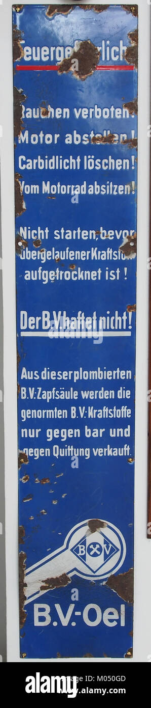 Una pubblicità vintage per lo smalto BV-OEL, che mette in evidenza la durata e le qualità protettive del prodotto. La pubblicità promuove l'uso dello smalto per varie applicazioni, sottolineandone l'elevata qualità e l'efficacia nella protezione delle superfici. Foto Stock