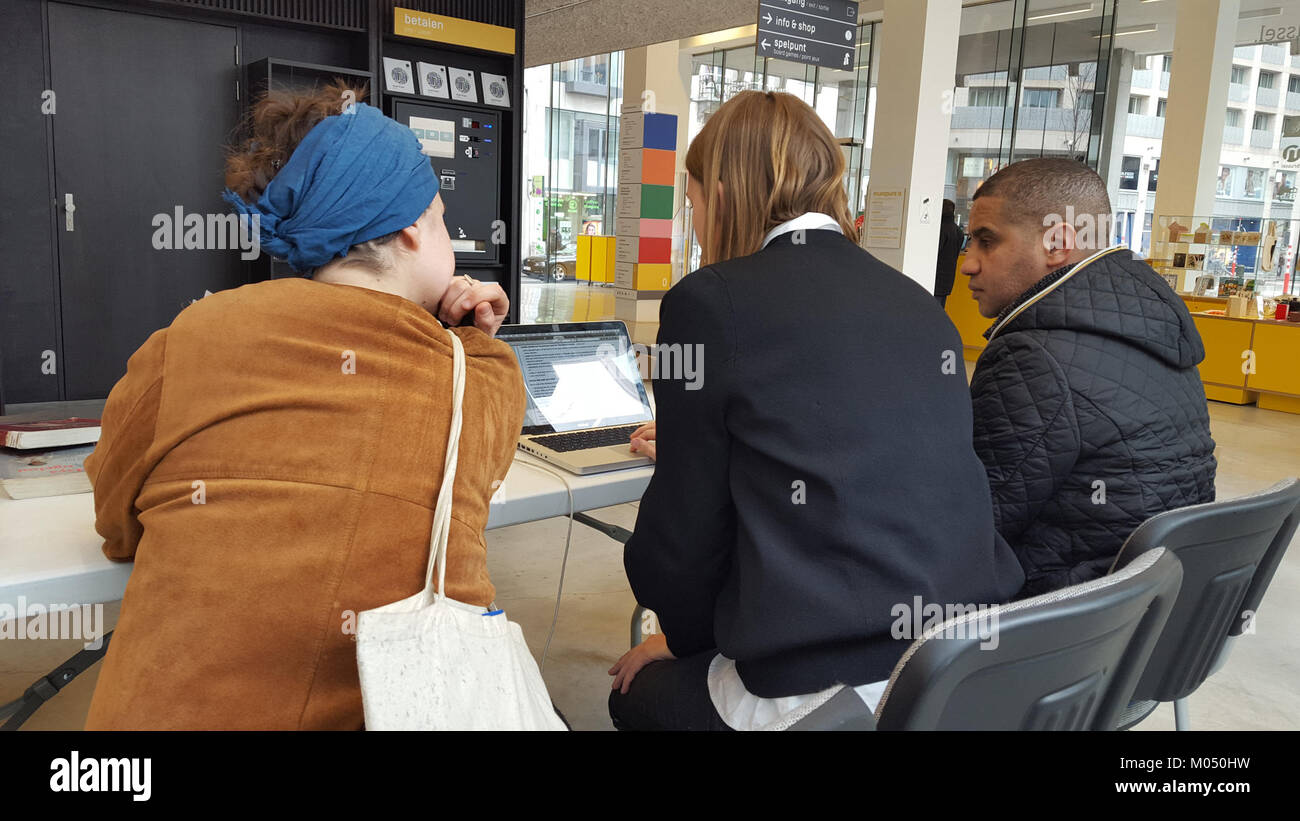 Questa immagine dell'evento della giornata internazionale della donna 2016 a Bruxelles mette in mostra la celebrazione globale dei diritti e dei risultati delle donne. L'evento ha riunito persone che sostenevano la parità di genere e sottolineavano i significativi progressi compiuti nei movimenti femminili in tutto il mondo. Foto Stock