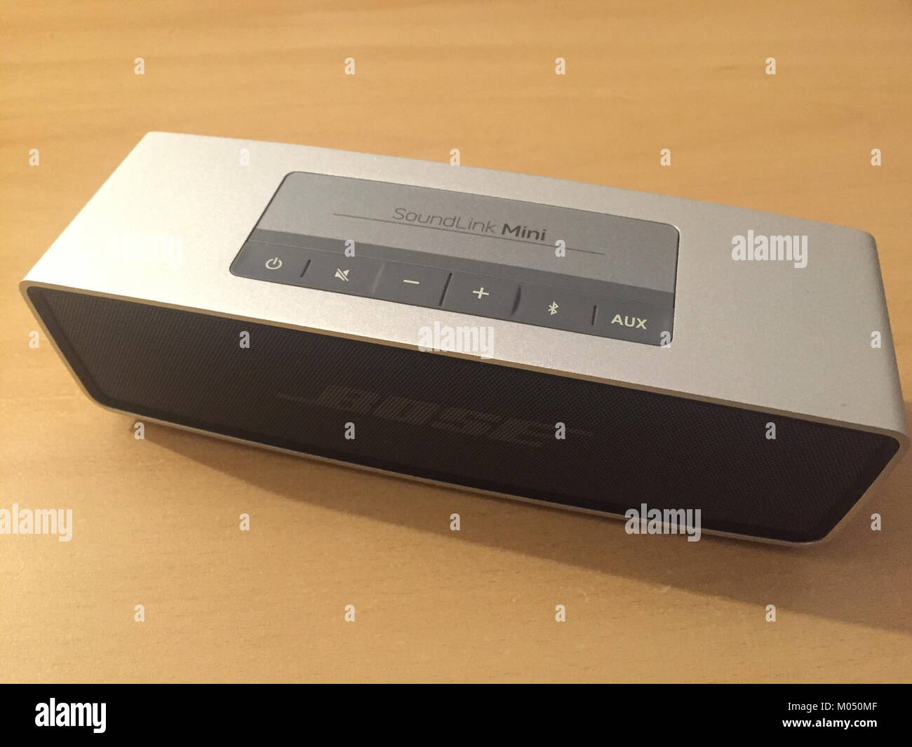 Il SoundLink Mini di BOSE è un diffusore Bluetooth portatile noto per il suo design compatto e l'elevata qualità audio. È progettato per un facile trasporto e offre prestazioni audio di livello superiore. Foto Stock