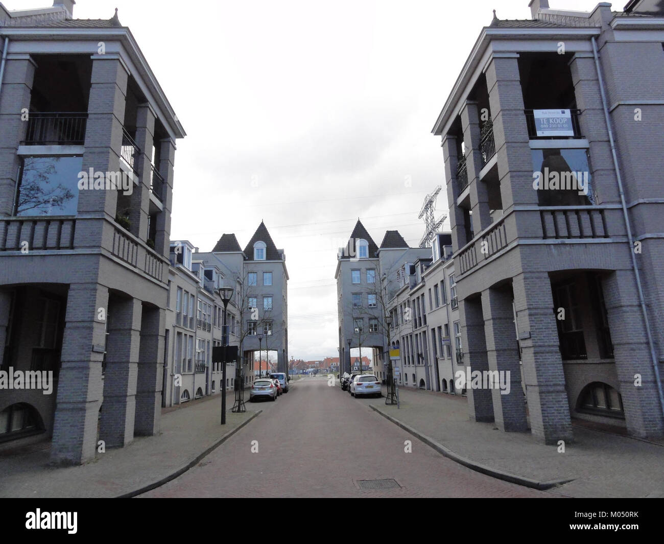 Brandevoort 13 è un'area residenziale nei Paesi Bassi, nota per il suo stile architettonico moderno e le caratteristiche della comunità pianificate. Offre un mix di unità residenziali, spazi verdi e servizi pubblici. Foto Stock