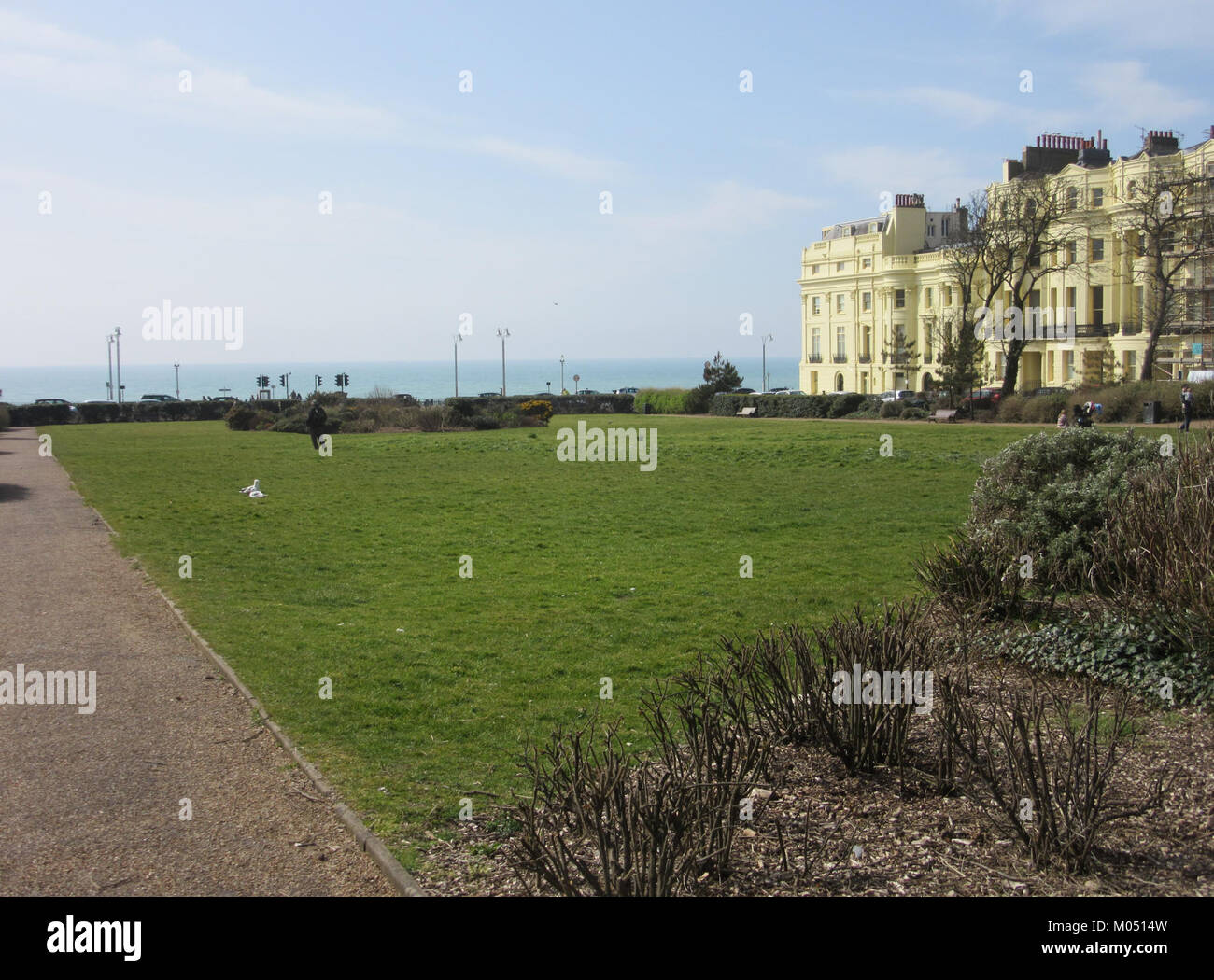 Brunswick Square Gardens di Hove, come visto nell'aprile 2016, mostra la bellezza di questo giardino all'inglese, mescolando la natura con il design urbano. Foto Stock