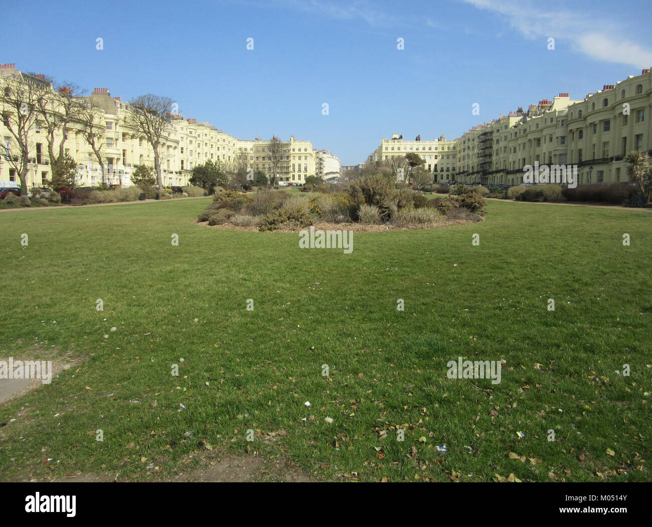 Brunswick Square Gardens di Hove, catturati nell'aprile 2016, che mostrano i suoi spazi verdi ben mantenuti e le caratteristiche architettoniche di questa città costiera del Regno Unito. Foto Stock