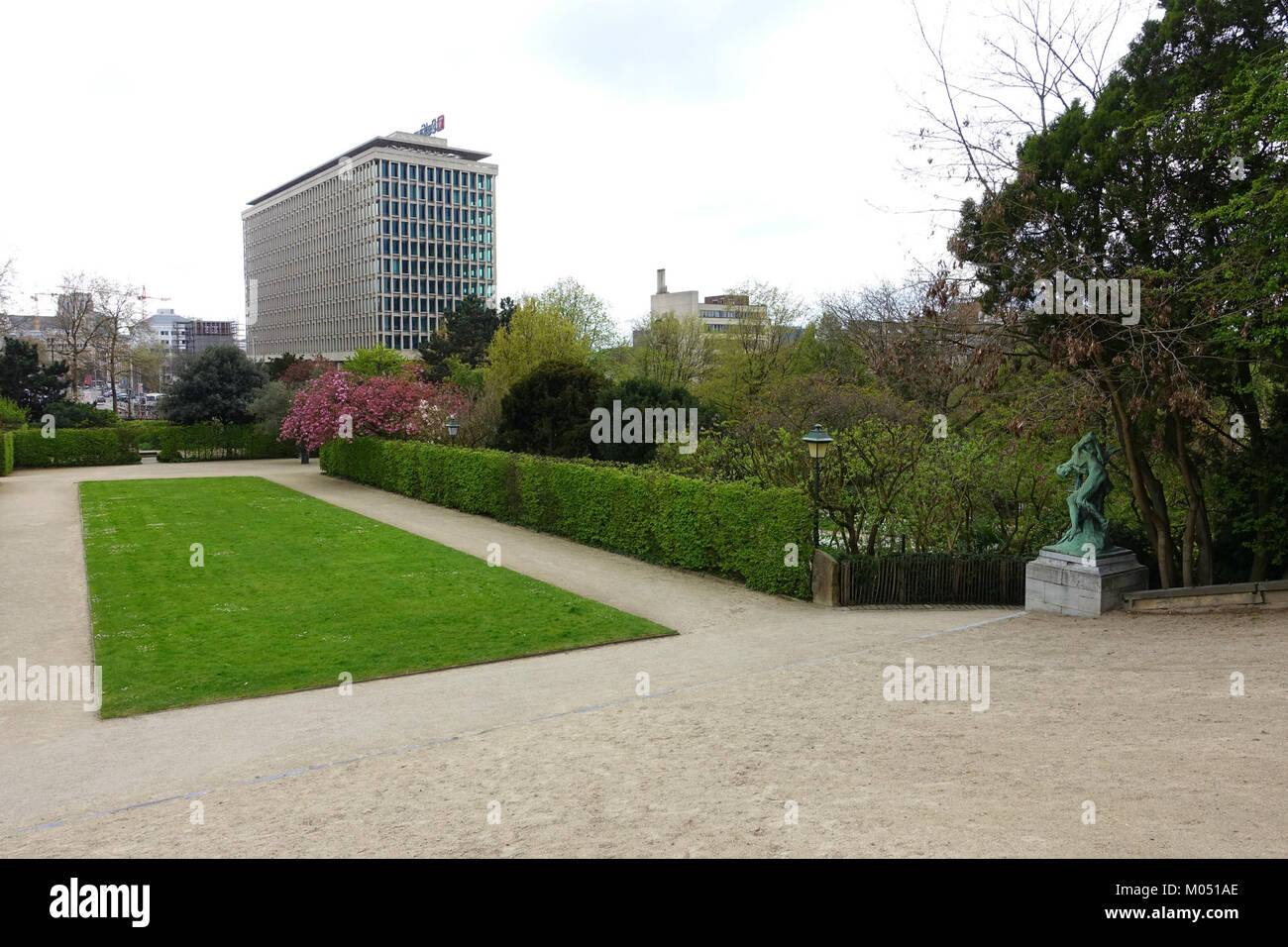 L'orto botanico di Bruxelles, istituito nel 1826, si trovava in Rue Royale a Saint-Josse-ten-Noode. Era caratterizzato da terrazze in stile francese, italiano e inglese, che mostravano una varietà di piante, tra cui l'Iris, simbolo della regione di Bruxelles-capitale. Nel 1938, il giardino si trasferì a Meise, diventando il Giardino Botanico Nazionale del Belgio, rinomato per le sue estese collezioni di piante e strutture di ricerca. Foto Stock