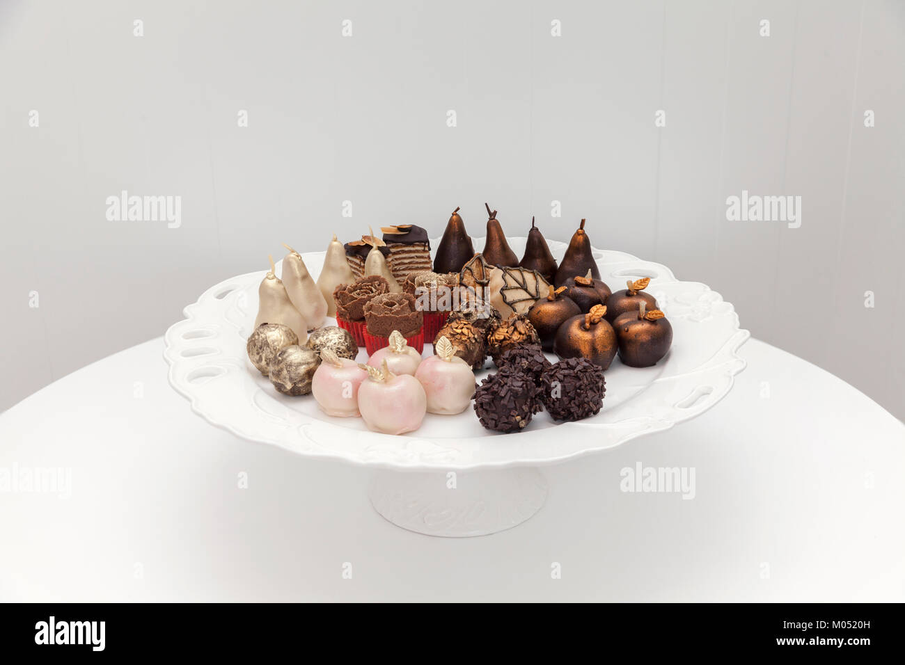 Dispendiose piccole torte fatte in forma di frutta Foto Stock