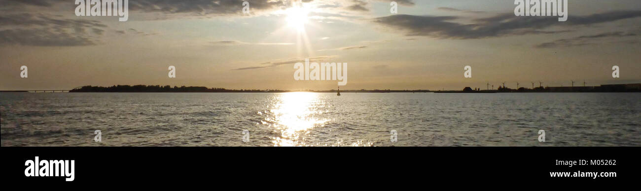 Questa immagine panoramica ritoccata mostra l'avvicinamento all'ingresso del porto di Burgstaaken-Burgtiefe, un porto situato sull'isola tedesca di Fehmarn. La foto evidenzia il percorso di navigazione strategico e l'avvicinamento delle vie navigabili di portâ. Foto Stock