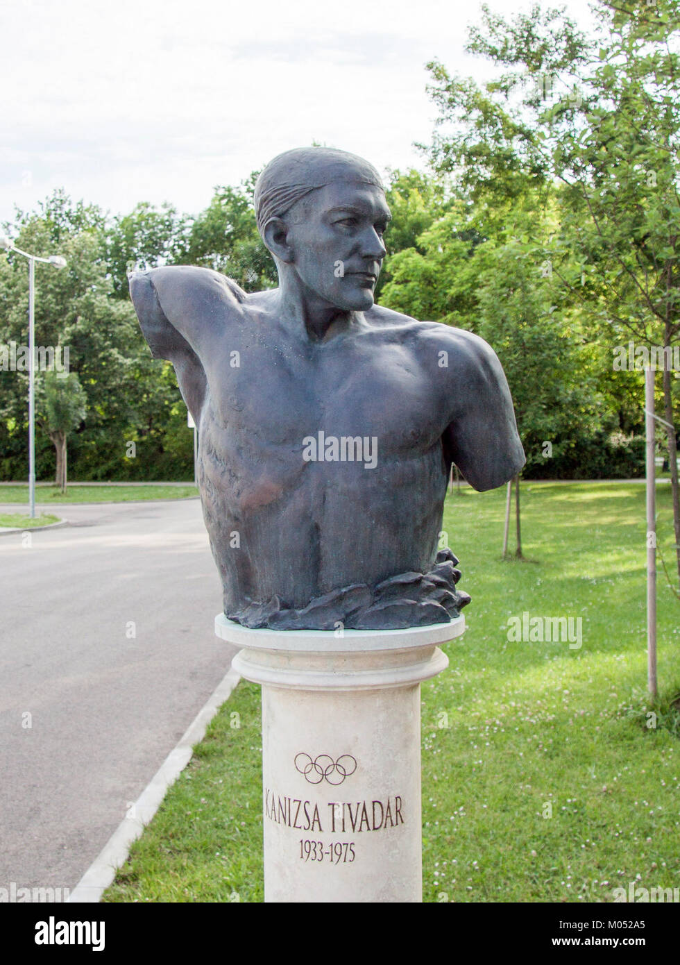 Questo busto di Tivadar Kanizsa, un filosofo ungherese, fu creato a Szolnok, in Ungheria. Kanizsa è riconosciuto per il suo lavoro nel campo della filosofia e della psicologia, particolarmente noto per i suoi contributi allo studio della percezione visiva e della teoria gestaltica. Foto Stock