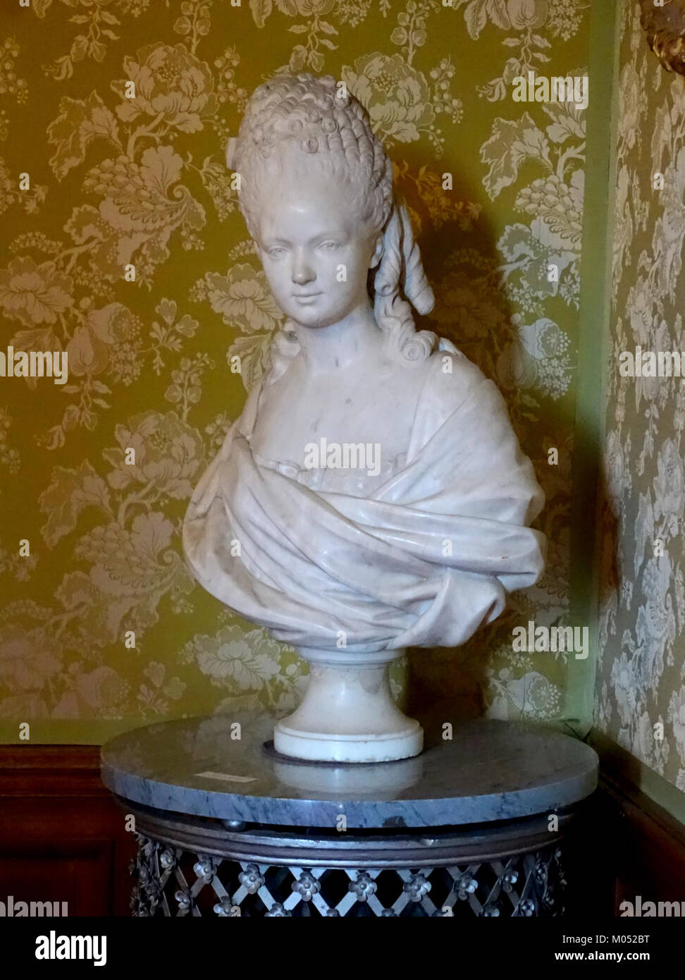 Questo busto, situato a Waddesdon Manor nel Buckinghamshire, in Inghilterra, è un notevole esempio di scultura classica. Waddesdon Manor, una tenuta storica, ospita numerose opere d'arte che riflettono l'influenza classica nella storia dell'arte europea. Foto Stock