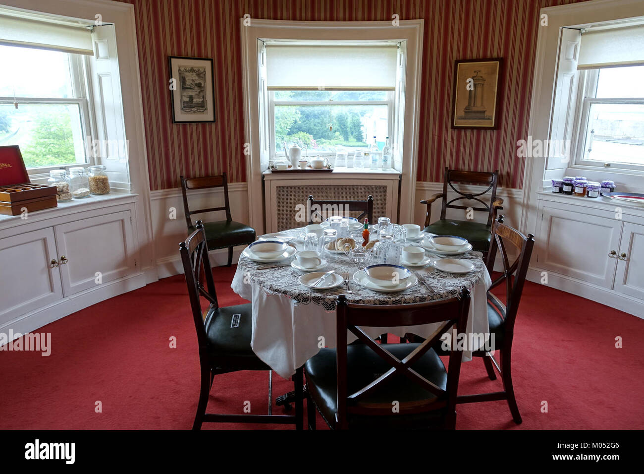 La sala colazioni della Shugborough Hall nello Staffordshire, Inghilterra, è un elegante spazio storico conosciuto per il suo design del XVIII secolo e l'associazione con la famiglia Anson. Foto Stock