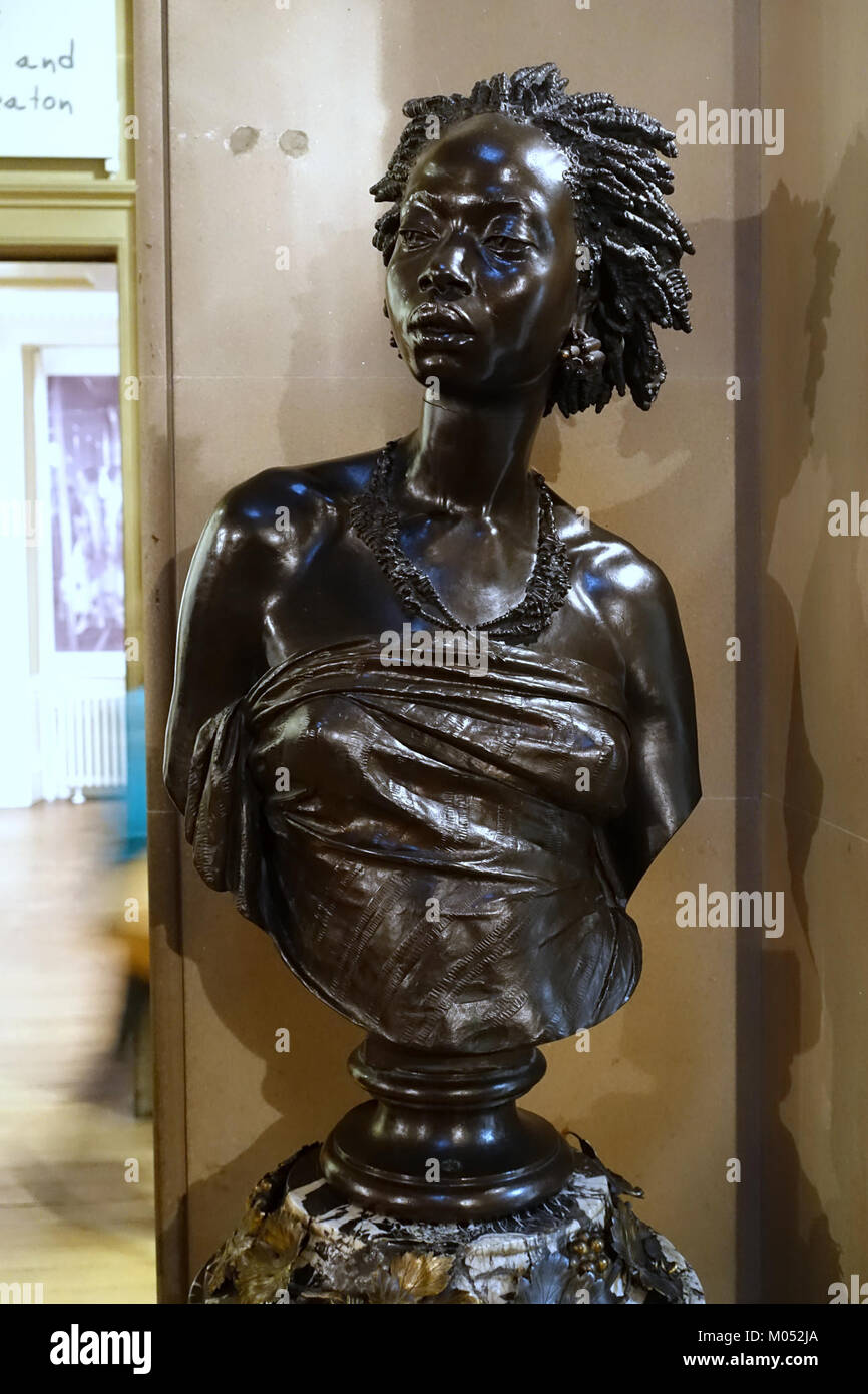 Busto di una donna africana, 1851, da Charles-Henri-Joseph Cordier, bronzo - Chatsworth House - Derbyshire, Inghilterra - DSC03461 Foto Stock