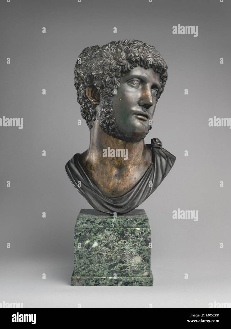 Una scultura di busto romano, che esemplifica l'antica ritrattistica romana e le tecniche di arte classica, conservata come parte di una collezione storica. Foto Stock