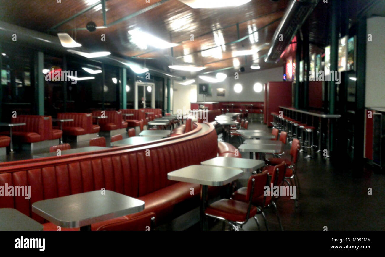 Burger King ha aperto un ristorante nel padiglione di Berlino nel 2014, offrendo servizi di fast food in una posizione privilegiata. Il design e il funzionamento del negozio sono in linea con gli standard del franchising globale, incorporando elementi locali. Serve come destinazione popolare per pasti veloci, soddisfacendo sia la popolazione locale che quella turistica. Foto Stock