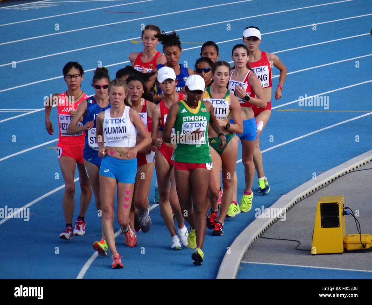 Questa immagine cattura l'evento di 000 m a piedi di womenÂ durante i Campionati del mondo U20 IAAF 2016 a Bydgoszcz, svoltisi il 19 luglio 2016. Presenta i concorrenti in una gara atletica. Foto Stock