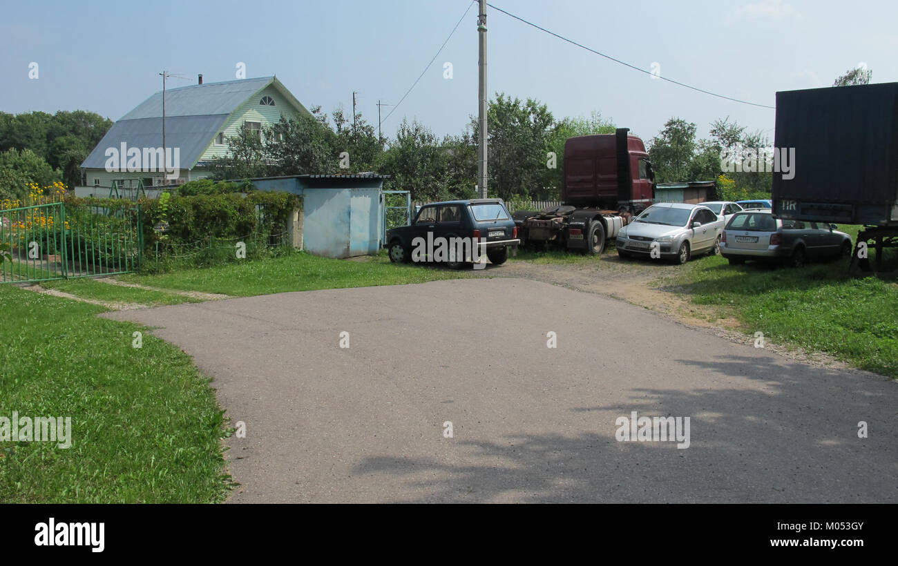 Fotografia di edifici a Boblovo, scattata il 30 luglio 2016, che mostra il design urbano e l'architettura residenziale. Foto Stock