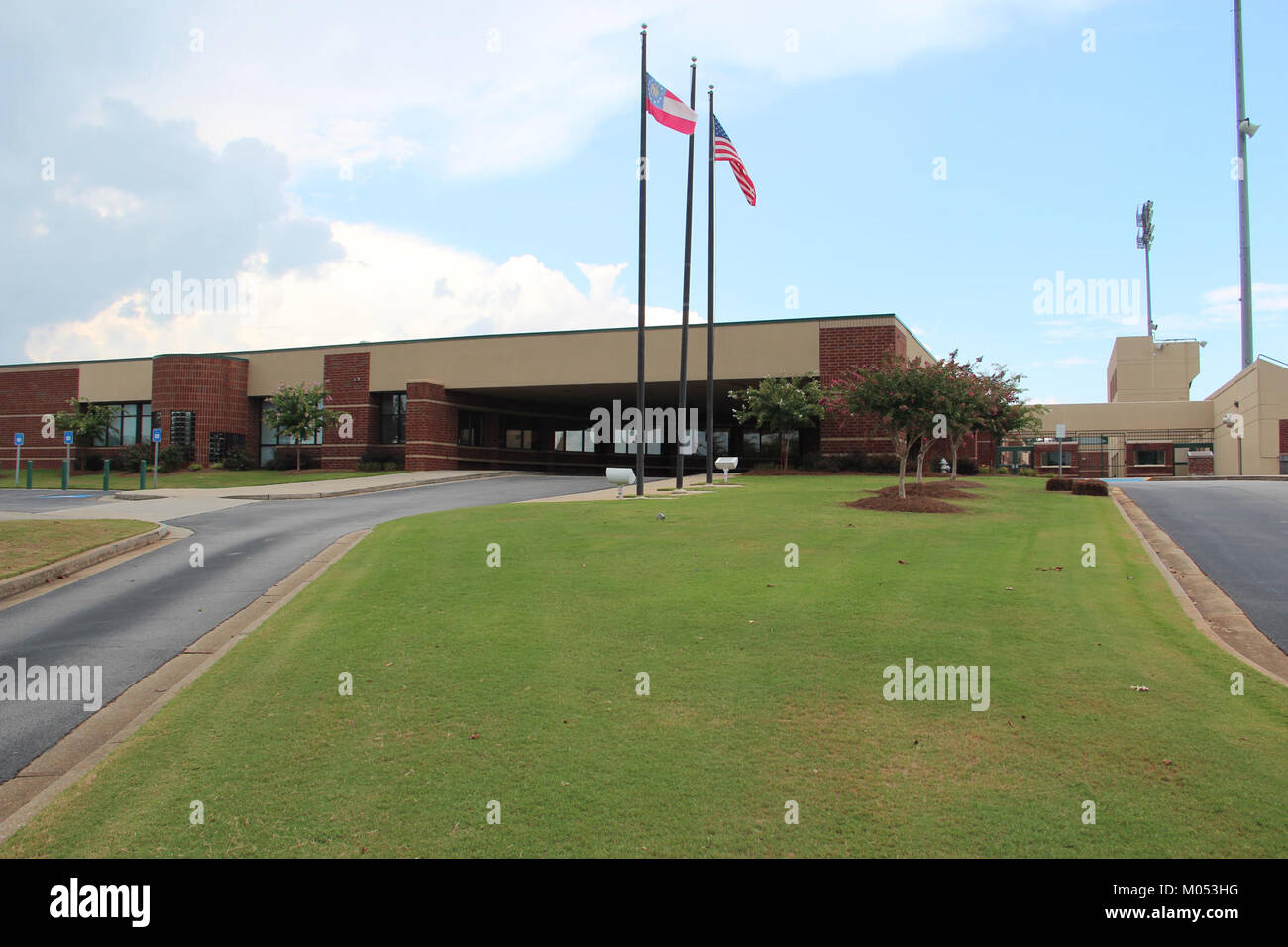 La fotografia del luglio 2016 cattura la Buford High School in Georgia, Stati Uniti, mostrando il campus e l'architettura della scuola. L'immagine rappresenta l'ambiente educativo della regione. Foto Stock