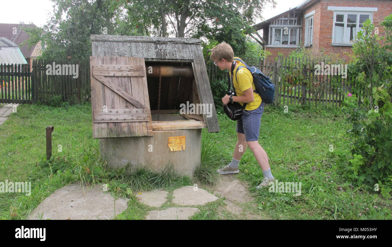 Questa fotografia cattura gli edifici di Boblovo, un villaggio in Russia, scattati il 30 luglio 2016. L'immagine probabilmente mette in risalto l'architettura e la vita quotidiana di questa zona rurale in Russia durante il XXI secolo. Foto Stock