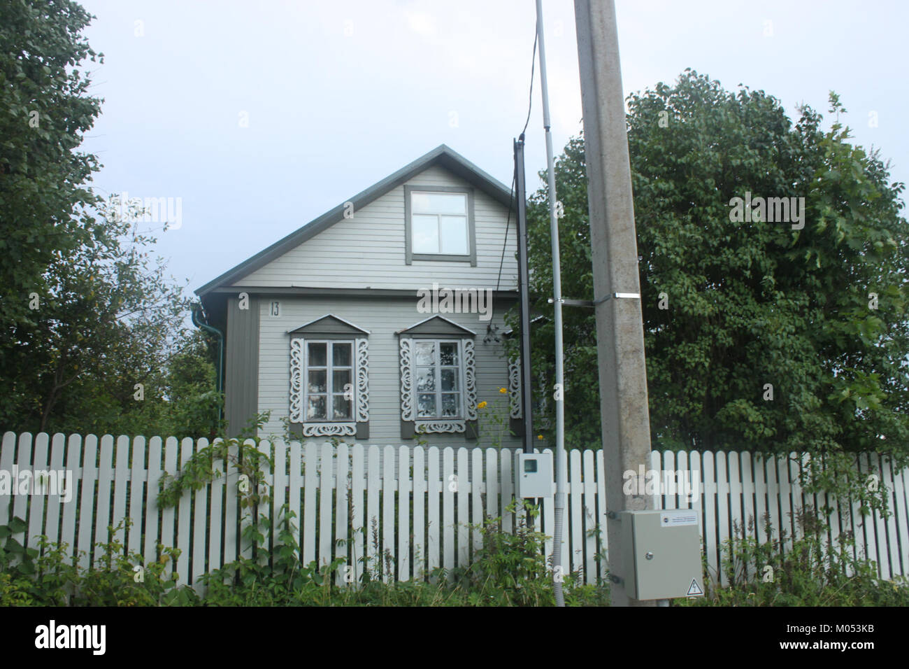 Gli edifici di Boblovo si riferiscono a strutture in un'area rurale o suburbana della Russia, fotografate il 30 luglio 2016. L'immagine mostra lo stile architettonico e la costruzione tipica di questa regione. Foto Stock