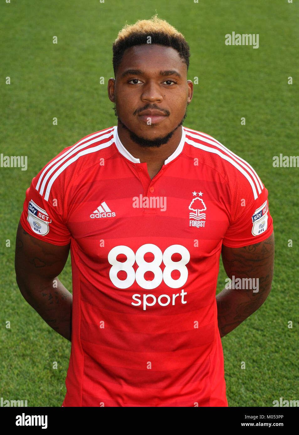 Britt Assombalonga è un calciatore professionista, noto per la sua carriera come attaccante nei campionati europei e per i suoi notevoli successi sul campo. Foto Stock