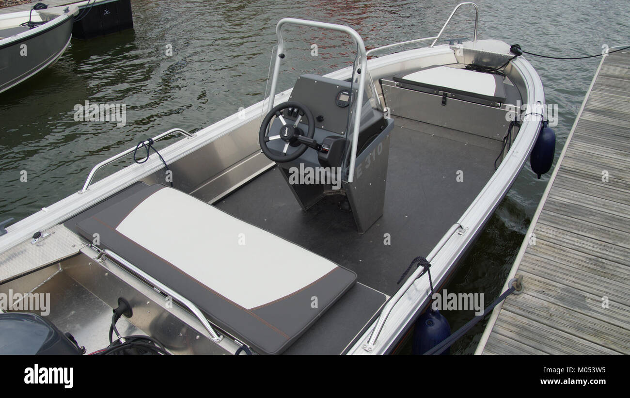 La Buster S cc è un'imbarcazione in alluminio progettata sia per il tempo libero che per le attività di utilità. Noto per la sua durata e la sua struttura leggera, offre prestazioni eccellenti sull'acqua, rendendolo una scelta popolare per la pesca e la nautica da diporto. Foto Stock
