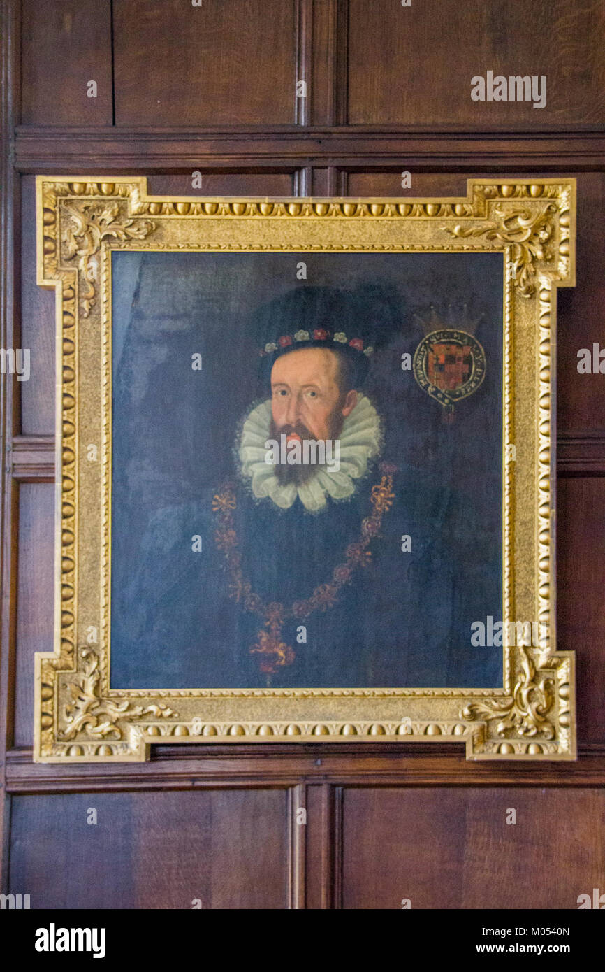 Bramall Hall, un maniero in stile Tudor in Inghilterra, è noto per la sua grandezza architettonica e il suo significato storico. Questa immagine del 2016 cattura la bellezza e il design della sala. Foto Stock