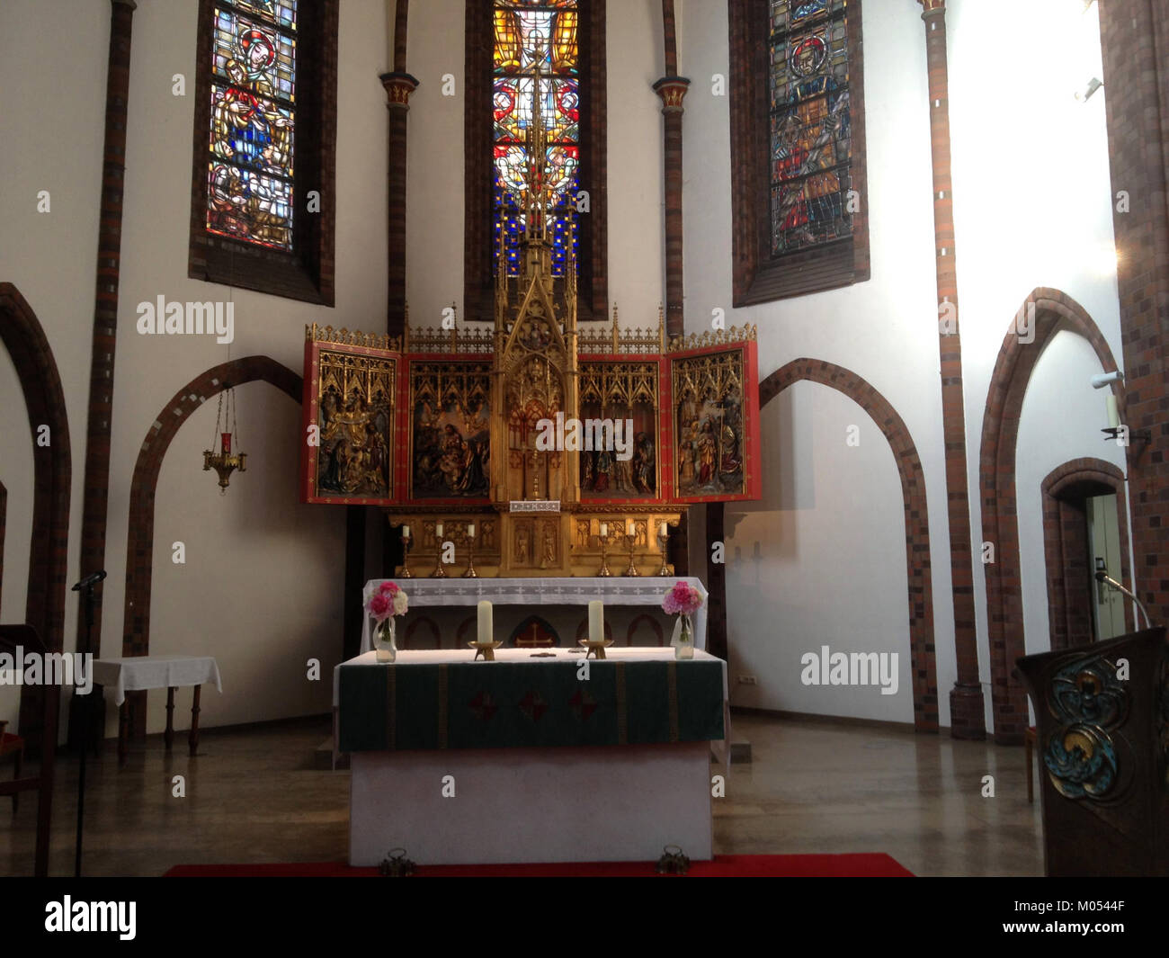 Una vista interna della chiesa di San Giuseppe a Braunschweig, Germania, che mette in risalto i dettagli architettonici e l'arte religiosa che si trovano all'interno della chiesa. Foto Stock
