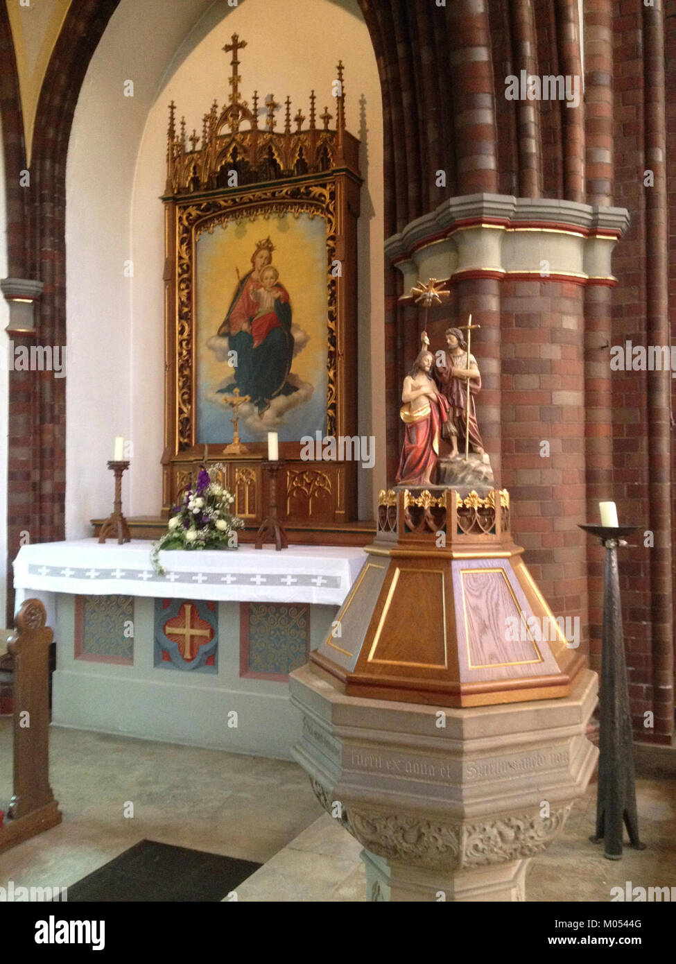 La chiesa di San Giuseppe a Braunschweig, Germania, presenta un'impressionante architettura interna. Il design della chiesa riflette sia il significato storico che religioso, fungendo da luogo chiave di culto e comunità nella regione. Foto Stock