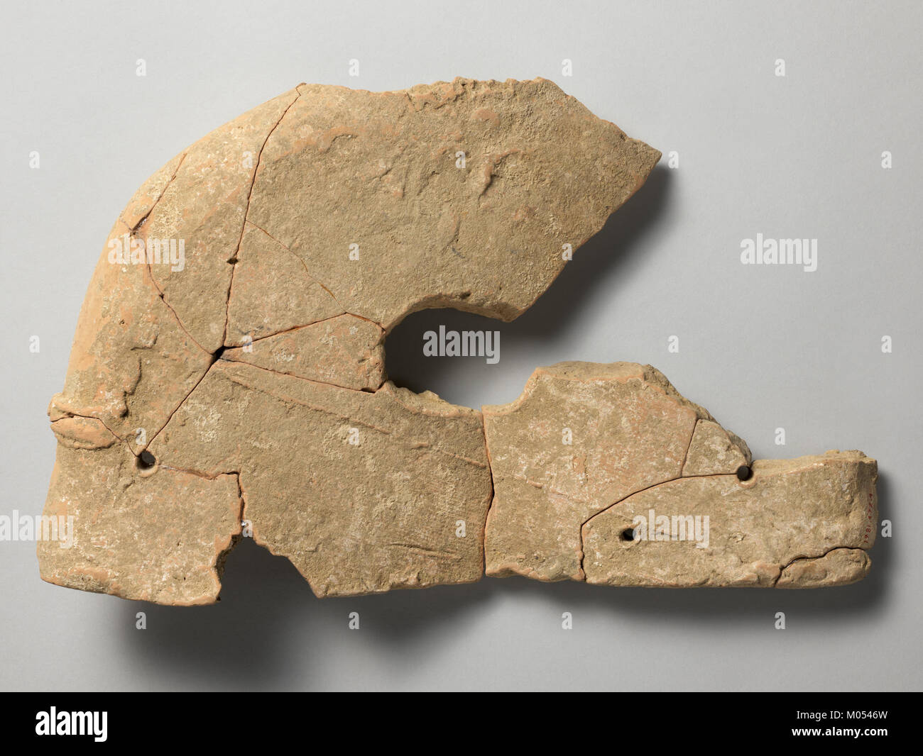 Il busto di una dea, parte della collezione MET, è una scultura classica che rappresenta la maestria artistica greca o romana, raffigurante una divinità in forma stilizzata tradizionale. Foto Stock