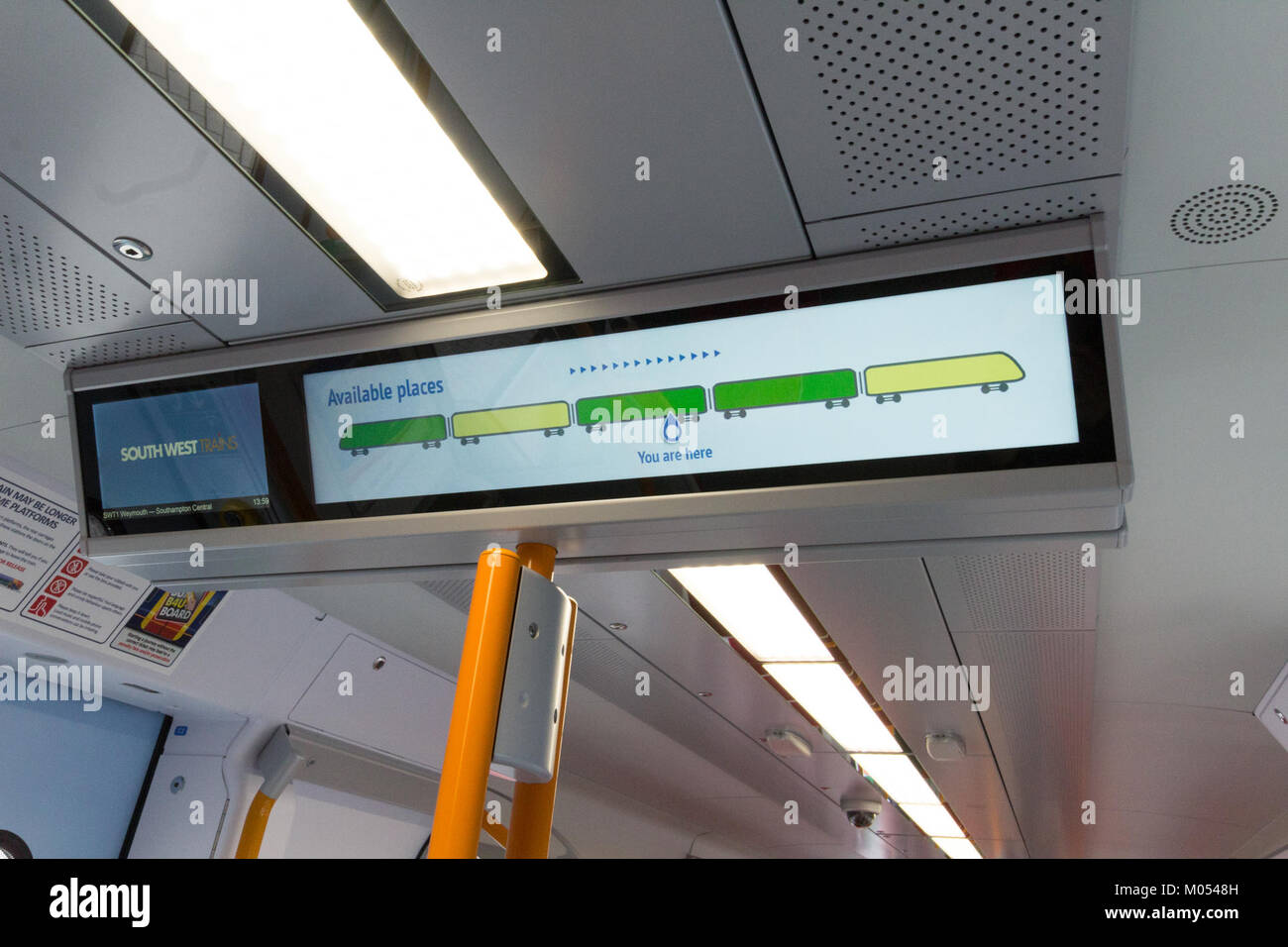 Una fotografia dei treni della British Rail Class 707 della South West Trains esposta alla fiera InnoTrans 2016 di Berlino, che ne mette in risalto il design e le caratteristiche moderne. Foto Stock