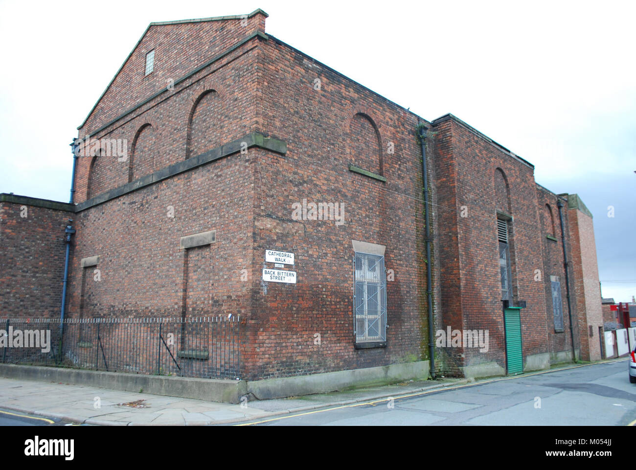 Questa fotografia cattura un edificio situato sul retro di Bitten Street a Liverpool, che mostra lo stile architettonico e lo sviluppo urbano della città durante il periodo della sua costruzione. Foto Stock