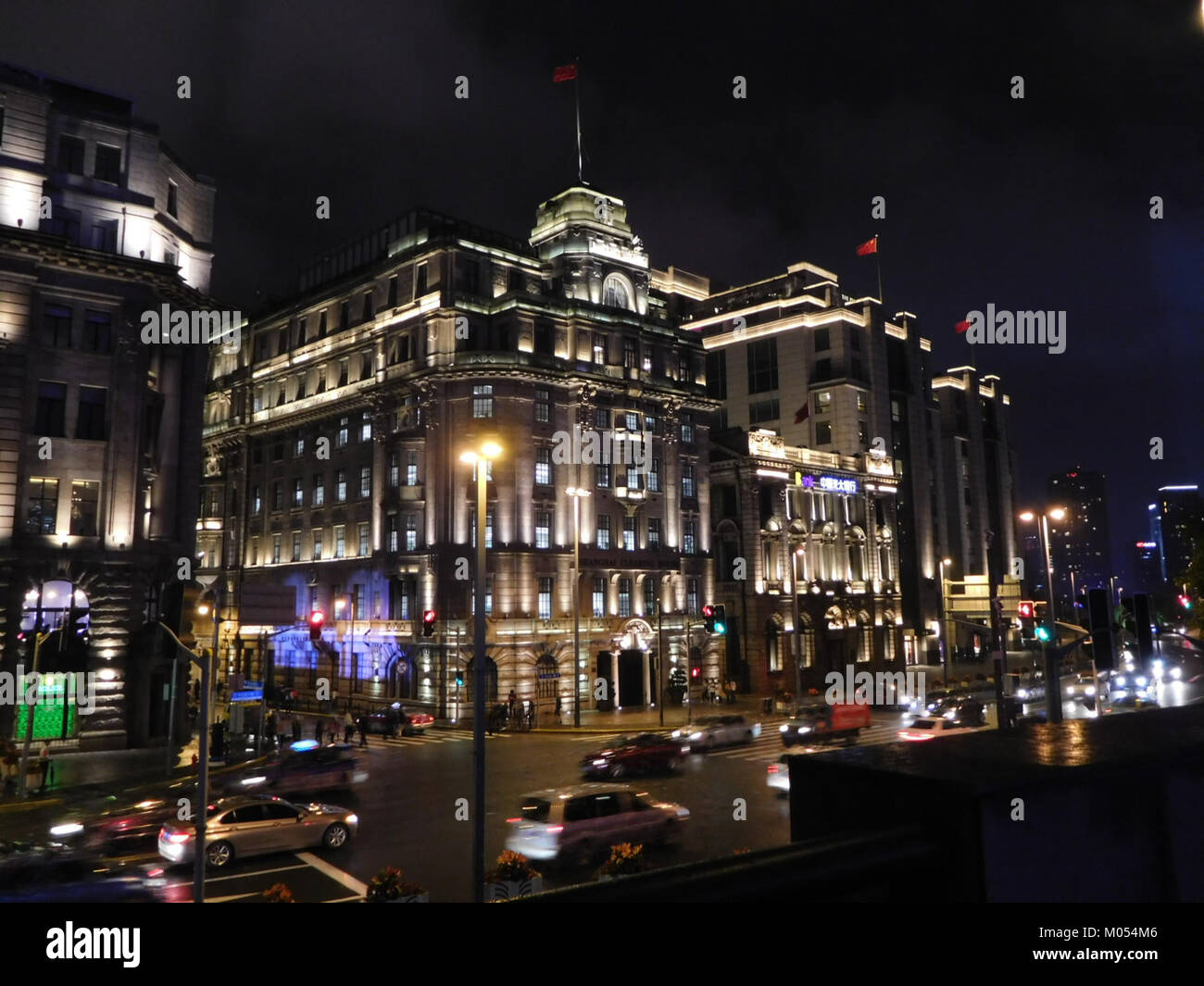 Questa fotografia cattura l'iconico skyline del Bund a Shanghai, mostrando una miscela di edifici di epoca coloniale e grattacieli moderni. L'immagine enfatizza il contrasto architettonico che definisce il lungomare della città. Foto Stock