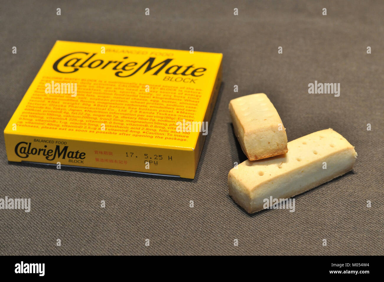 Calorie Mate, un prodotto alimentare equilibrato di Otsuka Pharmaceutical, è noto per le sue barre comode e nutrienti, che forniscono nutrienti essenziali. Foto Stock