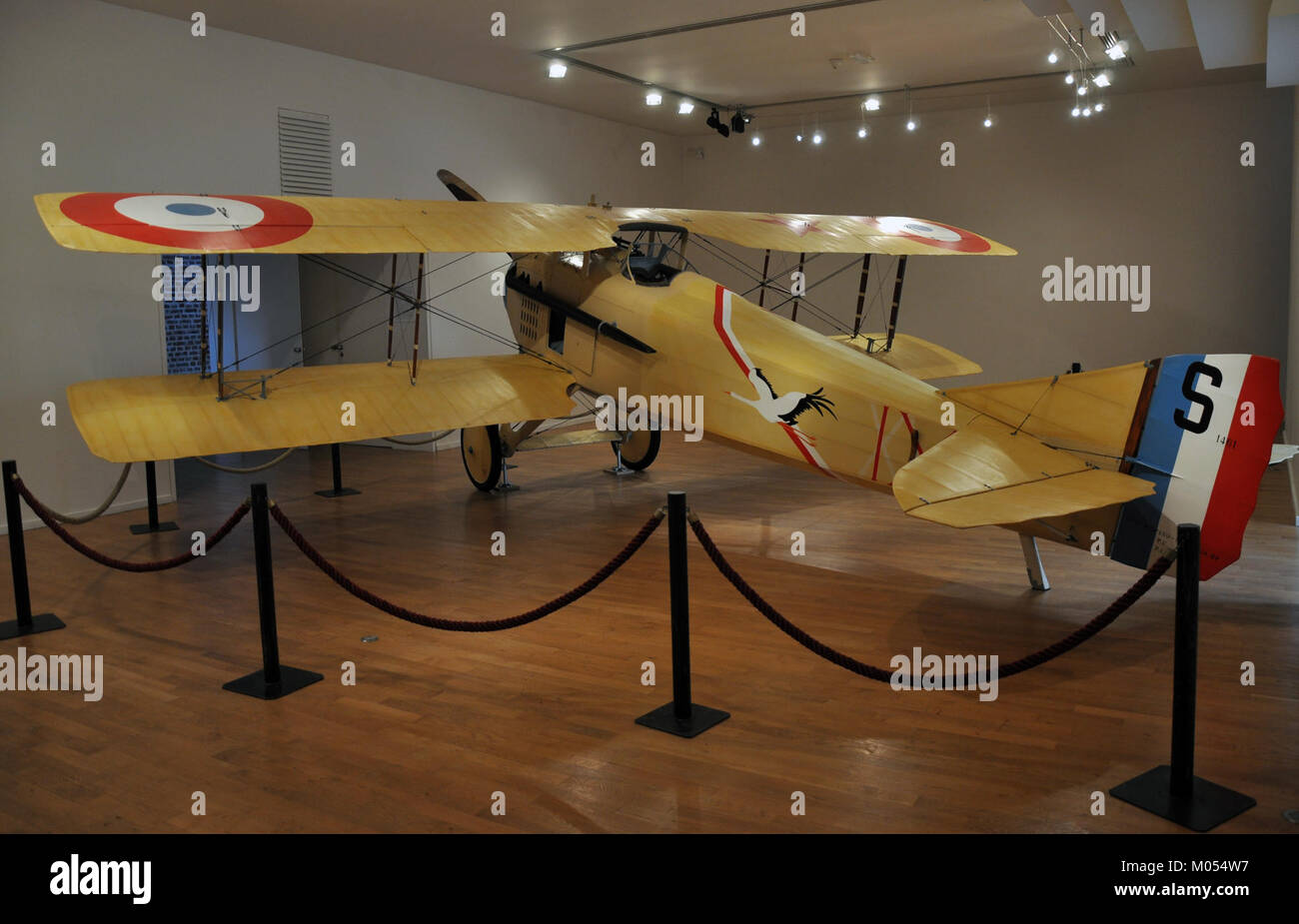 Il Cambrai SPAD VII era un aereo militare francese utilizzato durante la prima guerra mondiale. Questo modello specifico, 221109 02, rappresenta un pezzo iconico della storia dell'aviazione della grande Guerra. Foto Stock