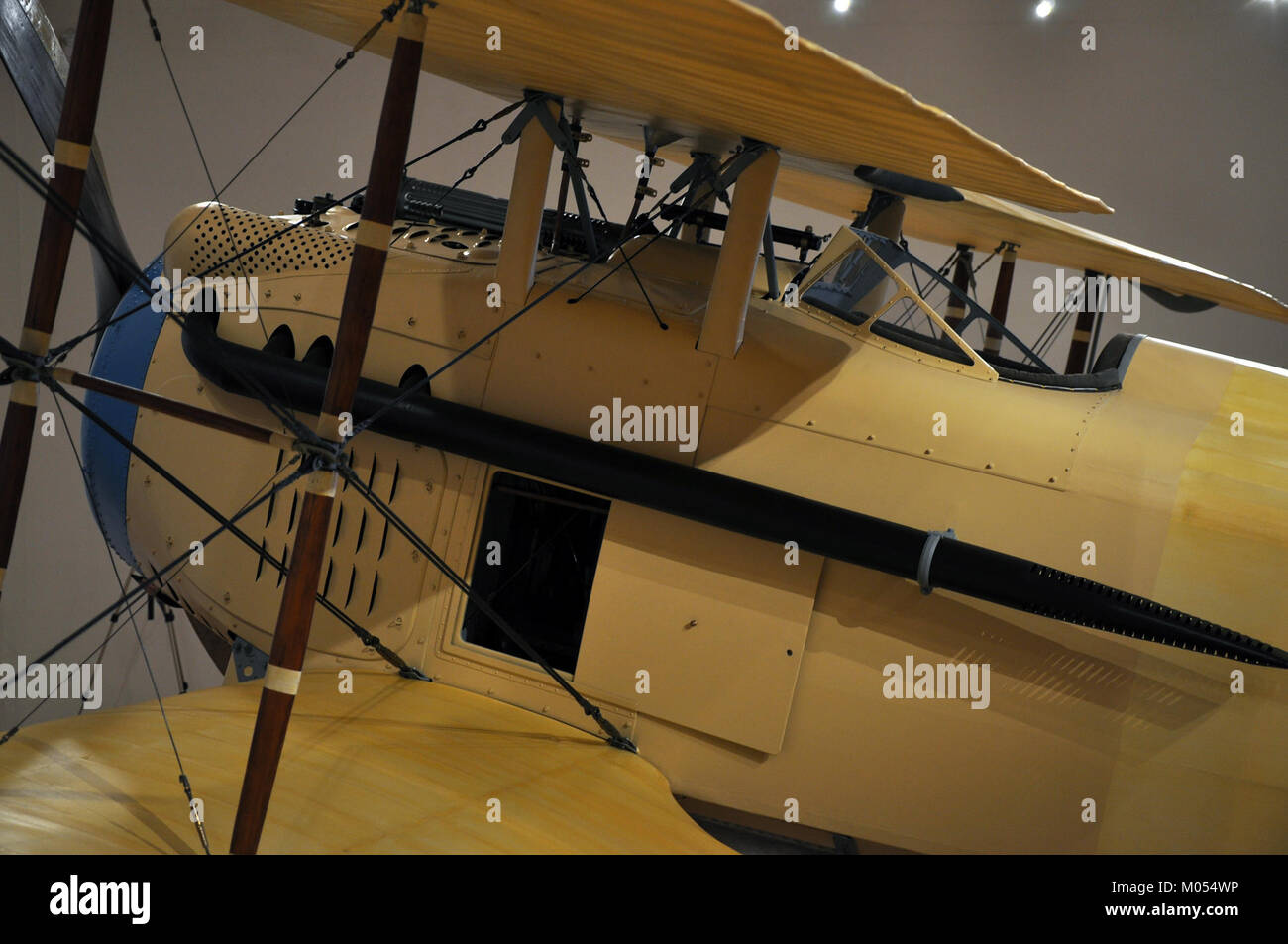 Il Cambrai SPAD VII, numero di serie 221109, era un aereo da caccia francese della prima guerra mondiale utilizzato durante la battaglia di Cambrai. È noto per la sua agilità e l'efficacia di combattimento, contribuendo alle operazioni aeree sul fronte occidentale. L'SPAD VII fu una componente chiave per il successo delle forze alleate durante la guerra. Foto Stock
