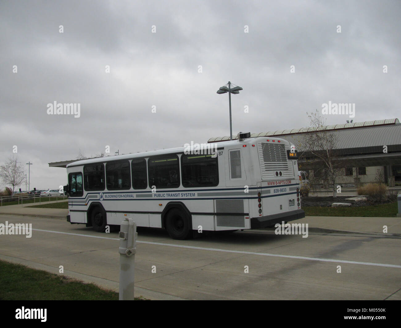 Questa immagine raffigura un autobus presso l'aeroporto regionale dell'Illinois centrale nel novembre 2009. L'aeroporto funge da hub locale per viaggi aerei commerciali e privati, collegando i passeggeri a varie destinazioni. Foto Stock