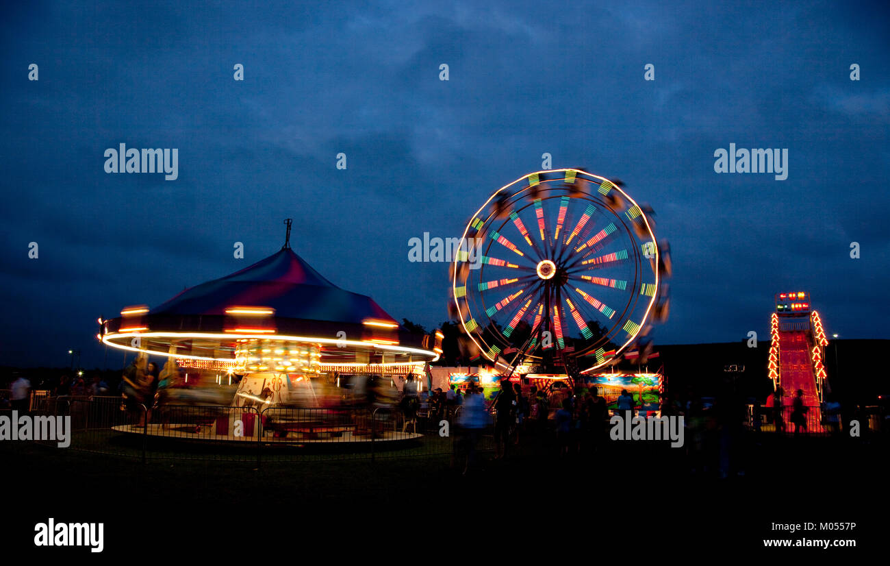 Notturno di Ferris Wheel & Merry Go Round Foto Stock