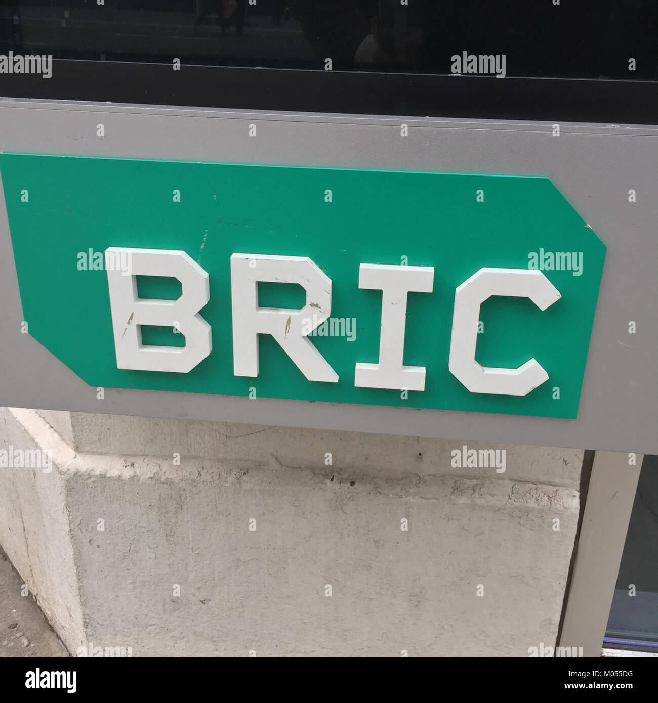 La segnaletica verde BRIC (Brasile, Russia, India, Cina) rappresenta le economie emergenti che formano questo blocco economico influente. La segnaletica verde simboleggia le iniziative di crescita ambientale ed economica all'interno di questi paesi. Foto Stock