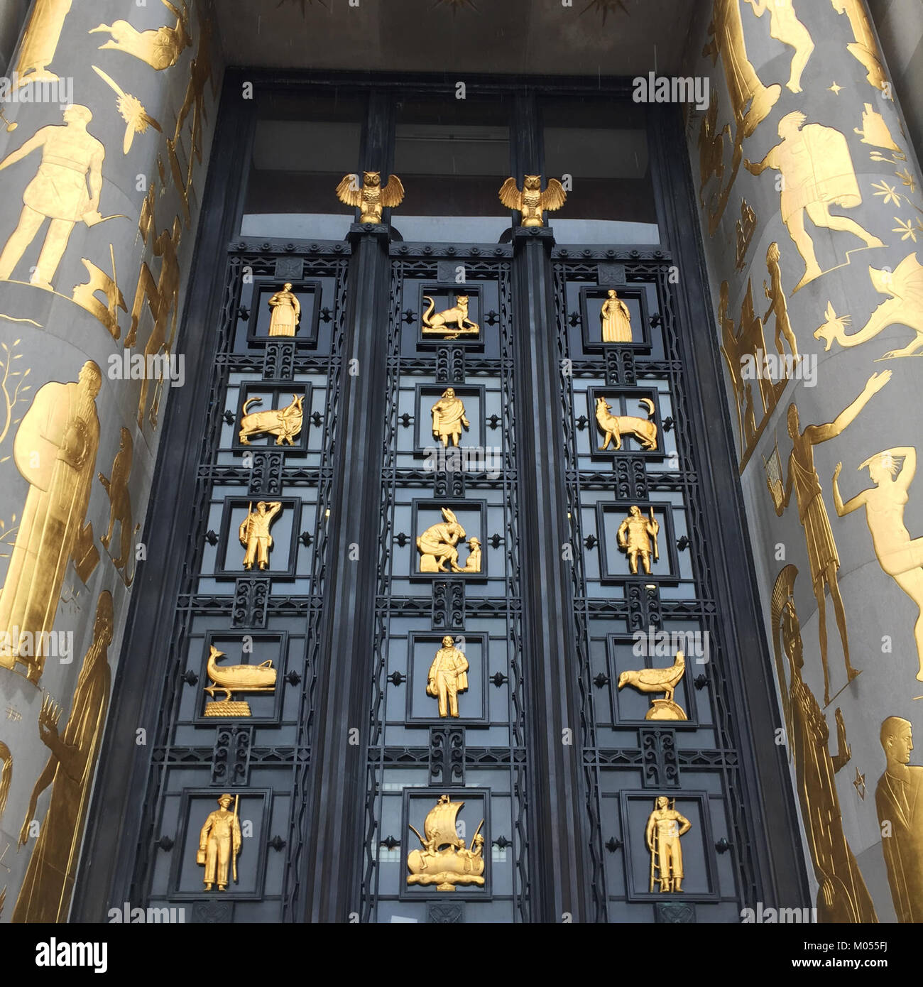 Il BPL Gold Entrance rappresenta l'ingresso a una prestigiosa location o a un evento, caratterizzato dal suo arredamento dorato e dal suo significato in uno spazio pubblico o privato. L'entrata e' riconosciuta per il suo design lussuoso. Foto Stock