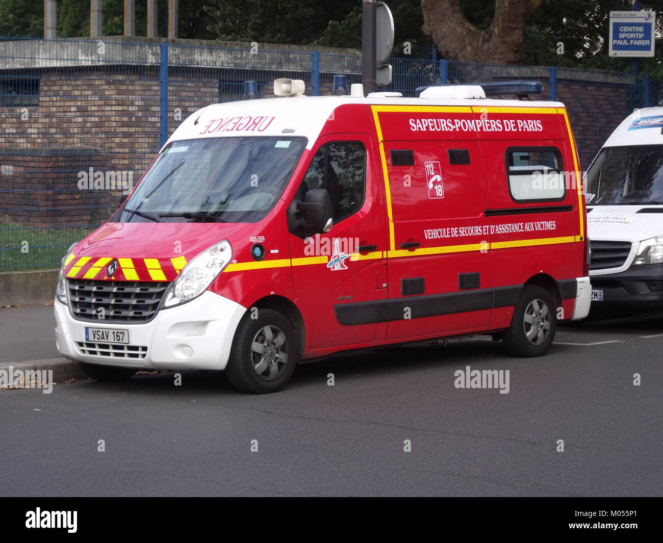 Il BSPP Renault Master VSAV 167 è un veicolo antincendio utilizzato dai Vigili del fuoco di Parigi. È equipaggiato per la risposta alle emergenze, mostrando il design pratico dei veicoli antincendio e di soccorso. Foto Stock
