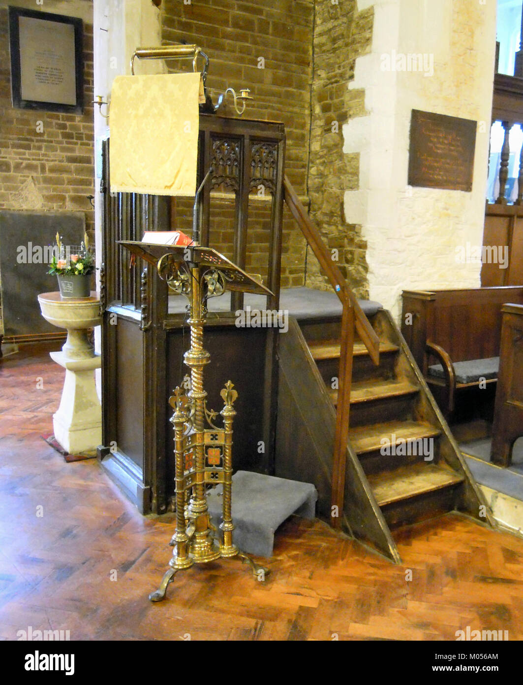 Il Campton Lectern e il Pulpit sono pezzi storici di mobili da chiesa, progettati per cerimonie e servizi religiosi. Questi oggetti svolgono un ruolo chiave negli elementi cerimoniali e architettonici delle chiese. Foto Stock