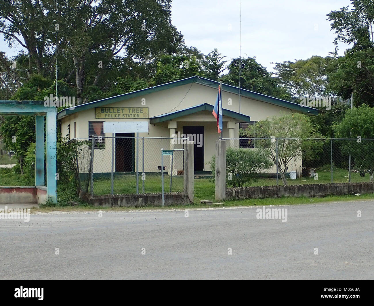La stazione di polizia di Bullet Tree Falls, situata in Belize, è nota per il suo ruolo nel mantenere l'ordine pubblico all'interno della comunità locale. Foto Stock