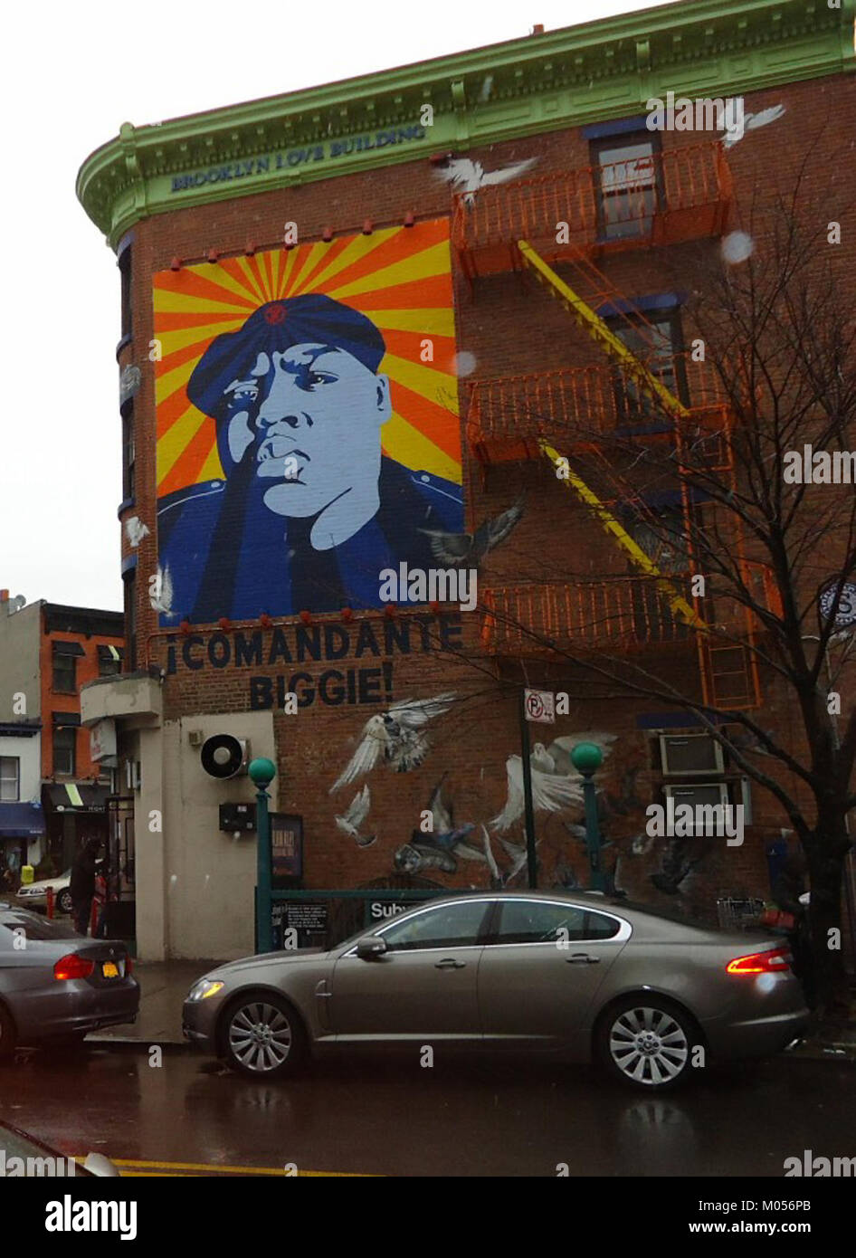 Il Brooklyn Love Building, situato al 690-694 di Fulton Street a Brooklyn, New York, presenta opere d'arte uniche esposte sulla sua facciata. L'edificio è noto per la sua estetica urbana e svolge un ruolo nel paesaggio artistico e architettonico della zona. Foto Stock