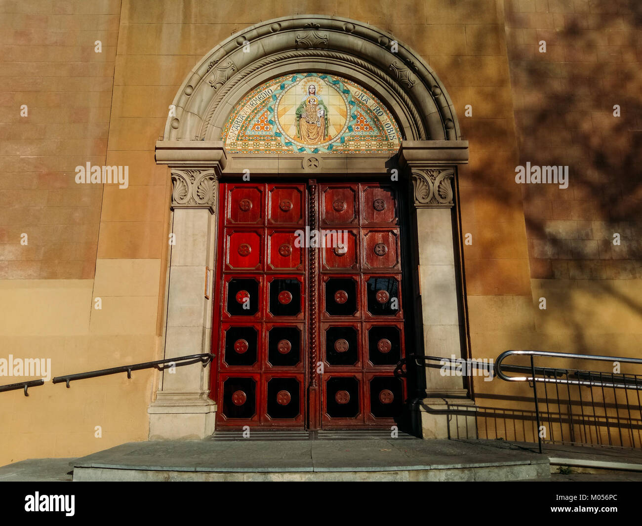 OPPO F1s, rilasciato nel 2017, è uno smartphone noto per le sue funzioni avanzate, in particolare per la fotocamera anteriore. È stato commercializzato come "esperto di selfie" ed è diventato popolare per la qualità e il design della fotocamera. Foto Stock