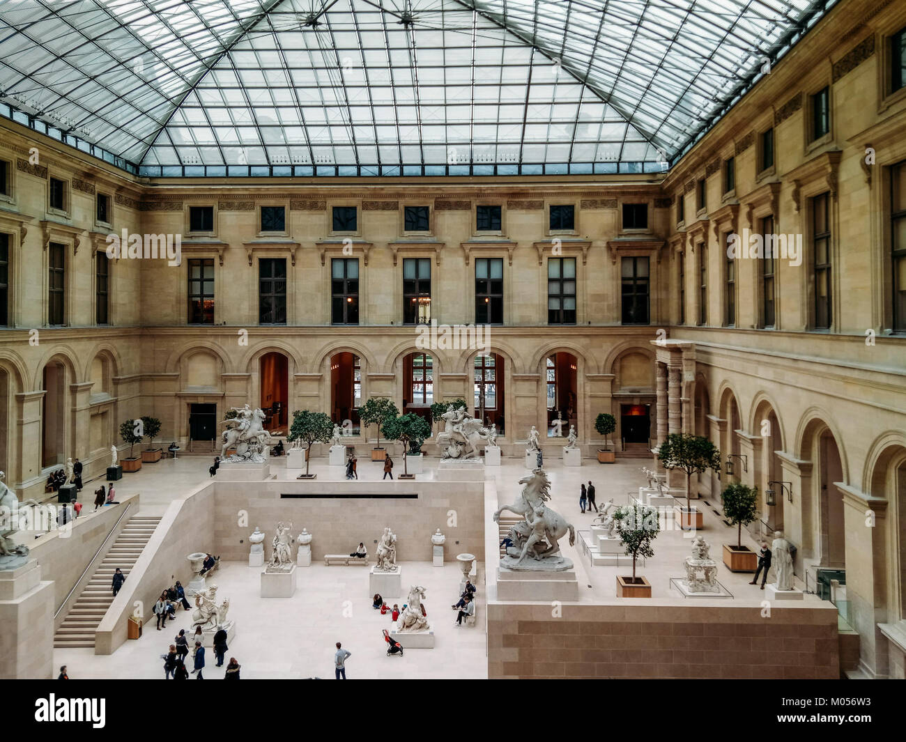 OPPO F1s è uno smartphone rilasciato nel 2017, noto per la sua fotocamera anteriore da 16 MP e per la sua attenzione alla fotografia selfie. È stato progettato con un corpo elegante e offre caratteristiche come un grande schermo, una lunga durata della batteria e un potente processore. Ha guadagnato popolarità nel mercato degli smartphone di fascia media. Foto Stock