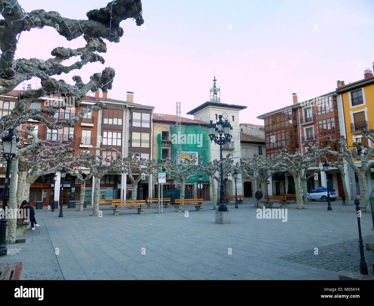 Plaza Mayor a Briviesca, in Spagna, è una piazza pubblica centrale conosciuta per i suoi edifici storici e l'atmosfera vivace. La piazza è un importante punto di riferimento, che offre uno sguardo sul patrimonio architettonico e culturale della città. Foto Stock