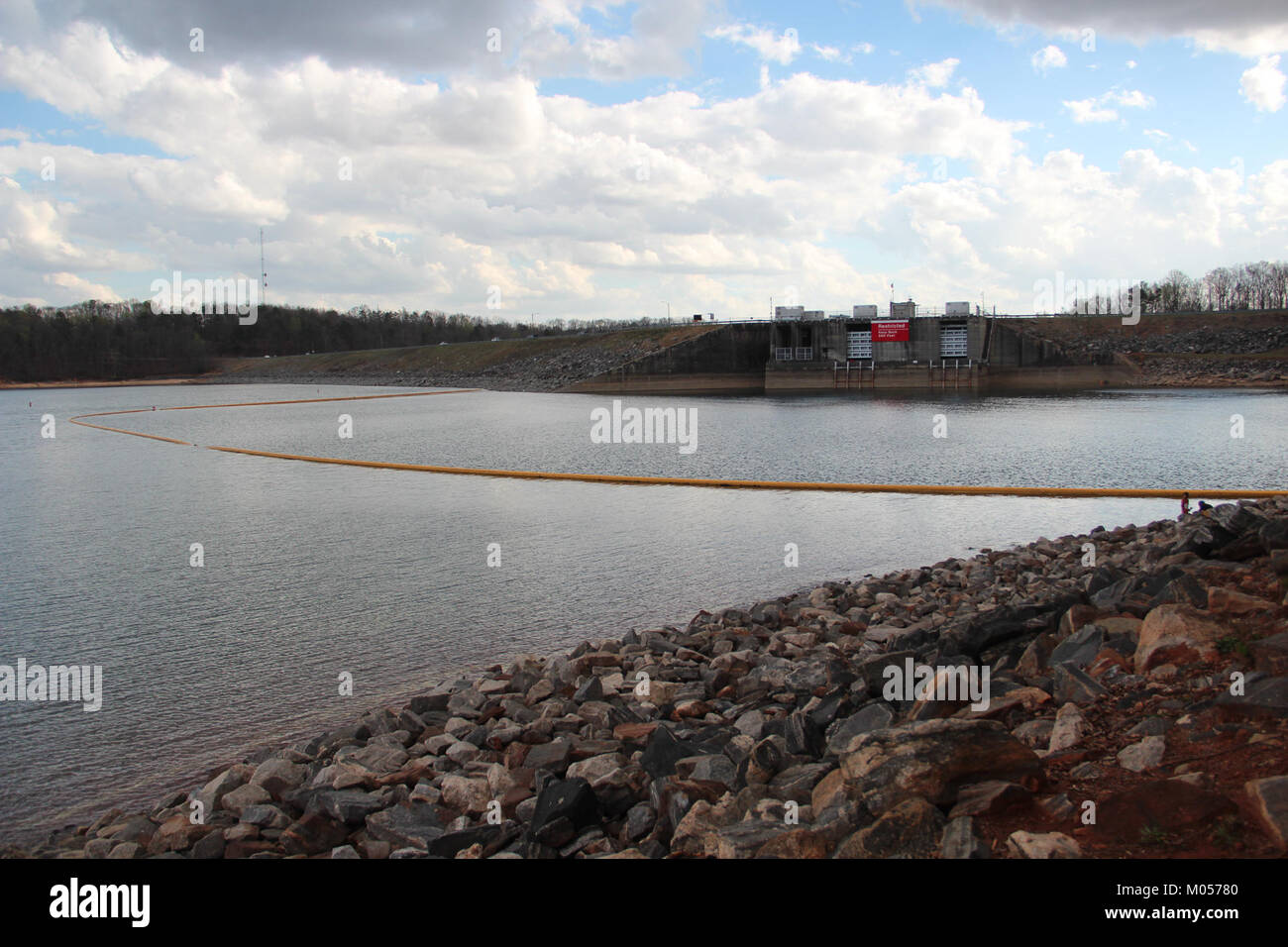 Buford Dam, situata in Georgia, è una struttura significativa negli Stati Uniti. Questa foto scattata nel marzo 2017 cattura la sua funzione come parte del sistema di gestione delle acque e il suo ruolo nel controllo del flusso d'acqua nella regione. Foto Stock