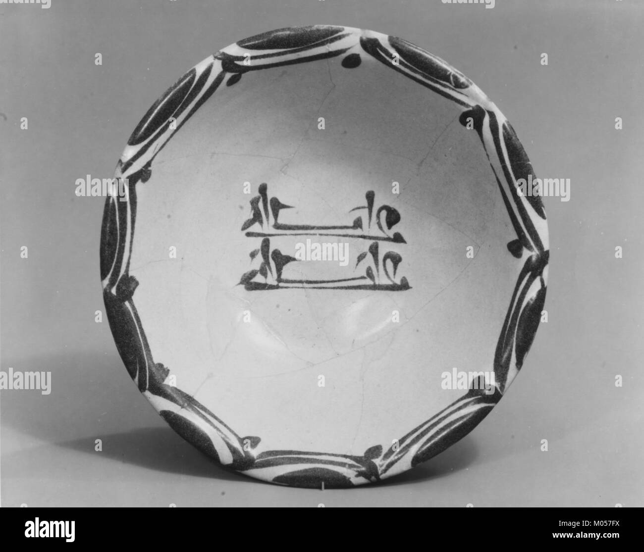 Questa ciotola della collezione MET è un bell'esempio di un pezzo che emula il gres tradizionale cinese, riflettendo le influenze interculturali nell'arte e nell'artigianato. Foto Stock